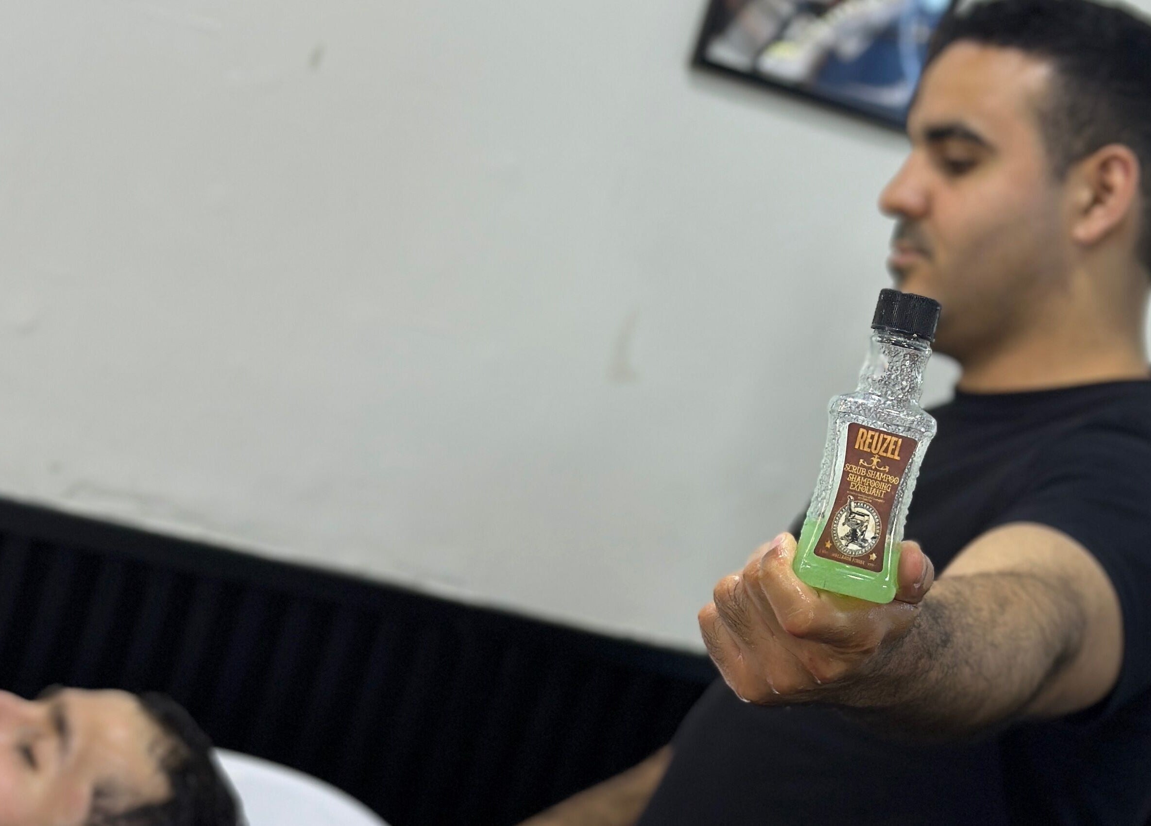 Barbero aplica loción en Enbarvados Barbería, Miraflores, Provincia De Lima, PE.