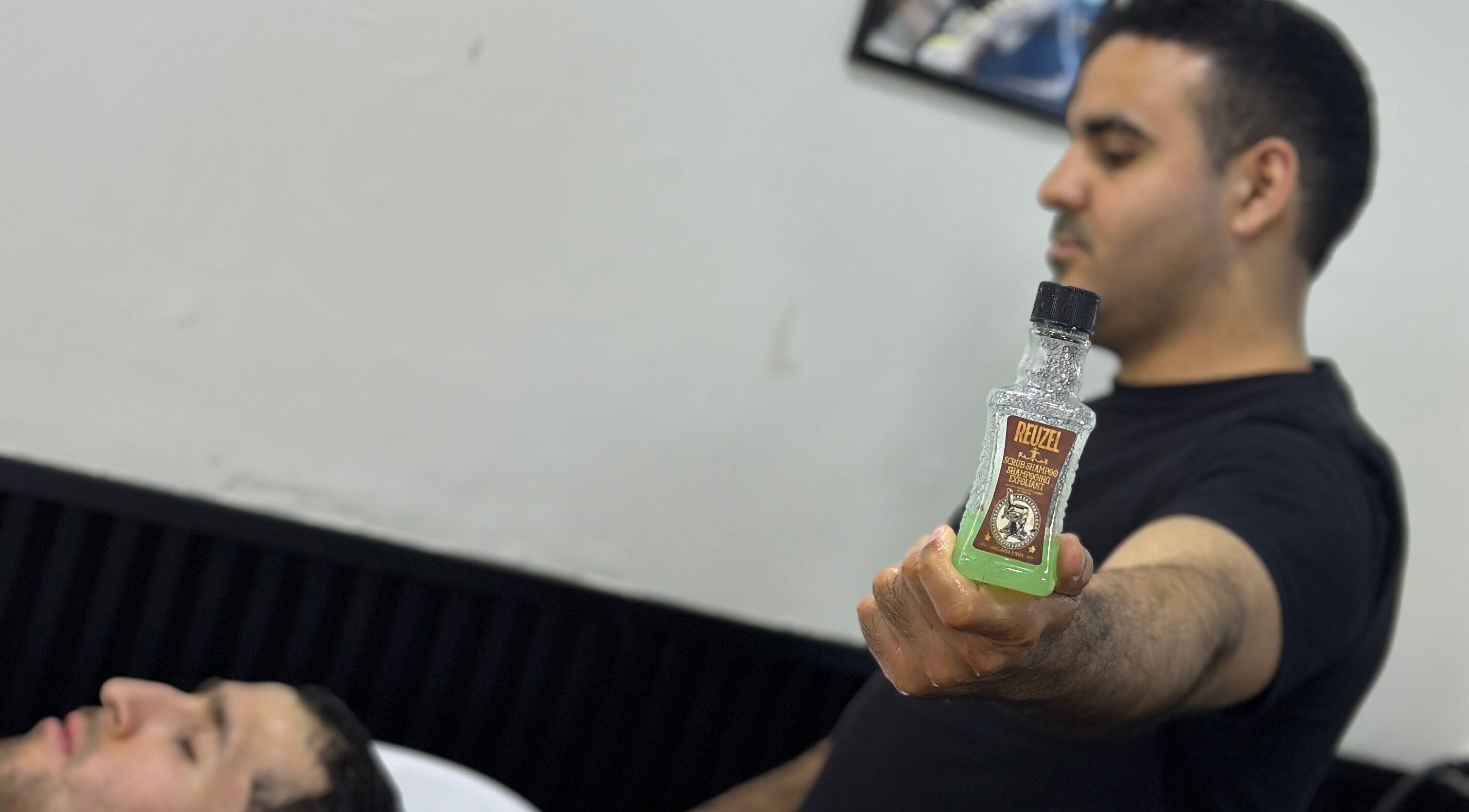 Barbero aplica loción en Enbarvados Barbería, Miraflores, Provincia De Lima, PE.