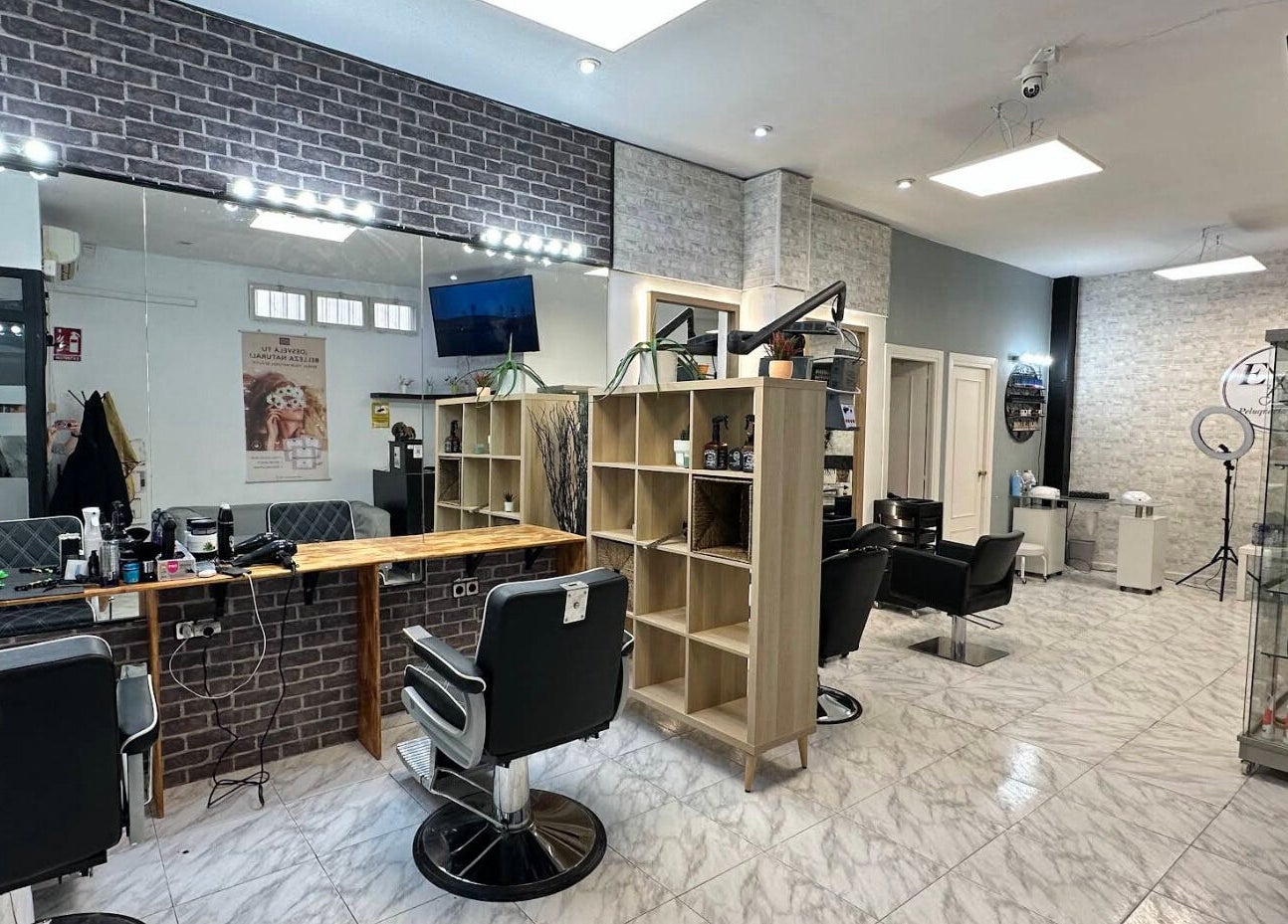 Salón moderno en Eyra Artisti, Madrid, Comunidad De Madrid, ES, con tocadores y sillas elegantes.