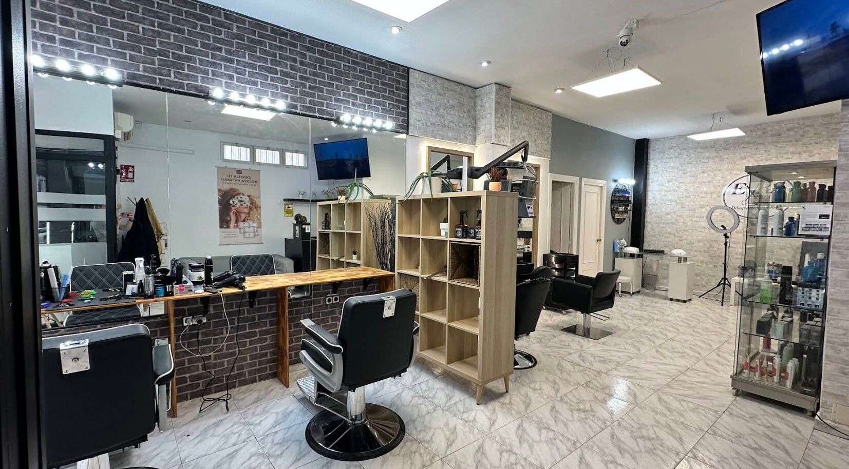 Salón moderno en Eyra Artisti, Madrid, Comunidad De Madrid, ES, con tocadores y sillas elegantes.