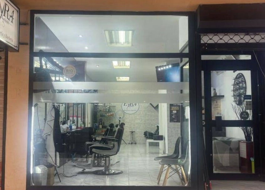 Fachada de Eyra Artisti, salón moderno en Madrid, Comunidad De Madrid, ES, con ventanas amplias y diseño minimalista.