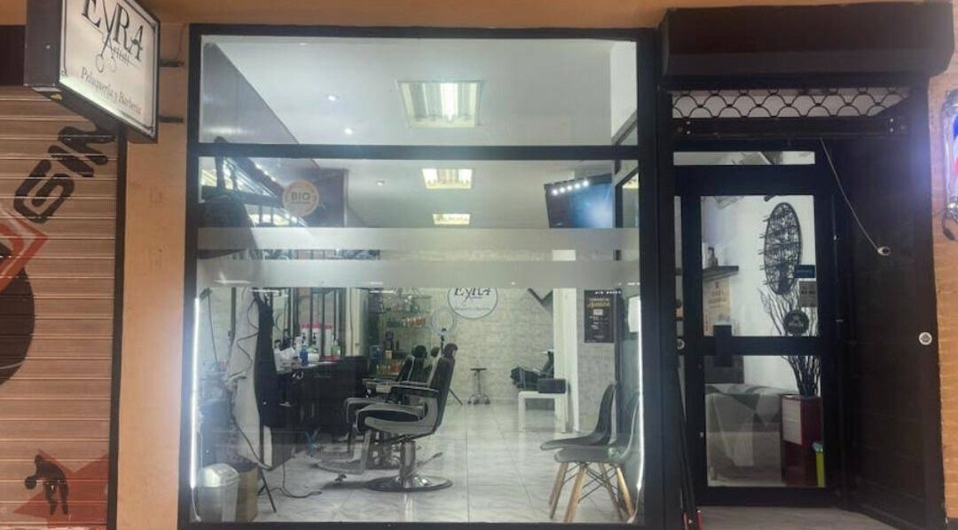 Fachada de Eyra Artisti, salón moderno en Madrid, Comunidad De Madrid, ES, con ventanas amplias y diseño minimalista.