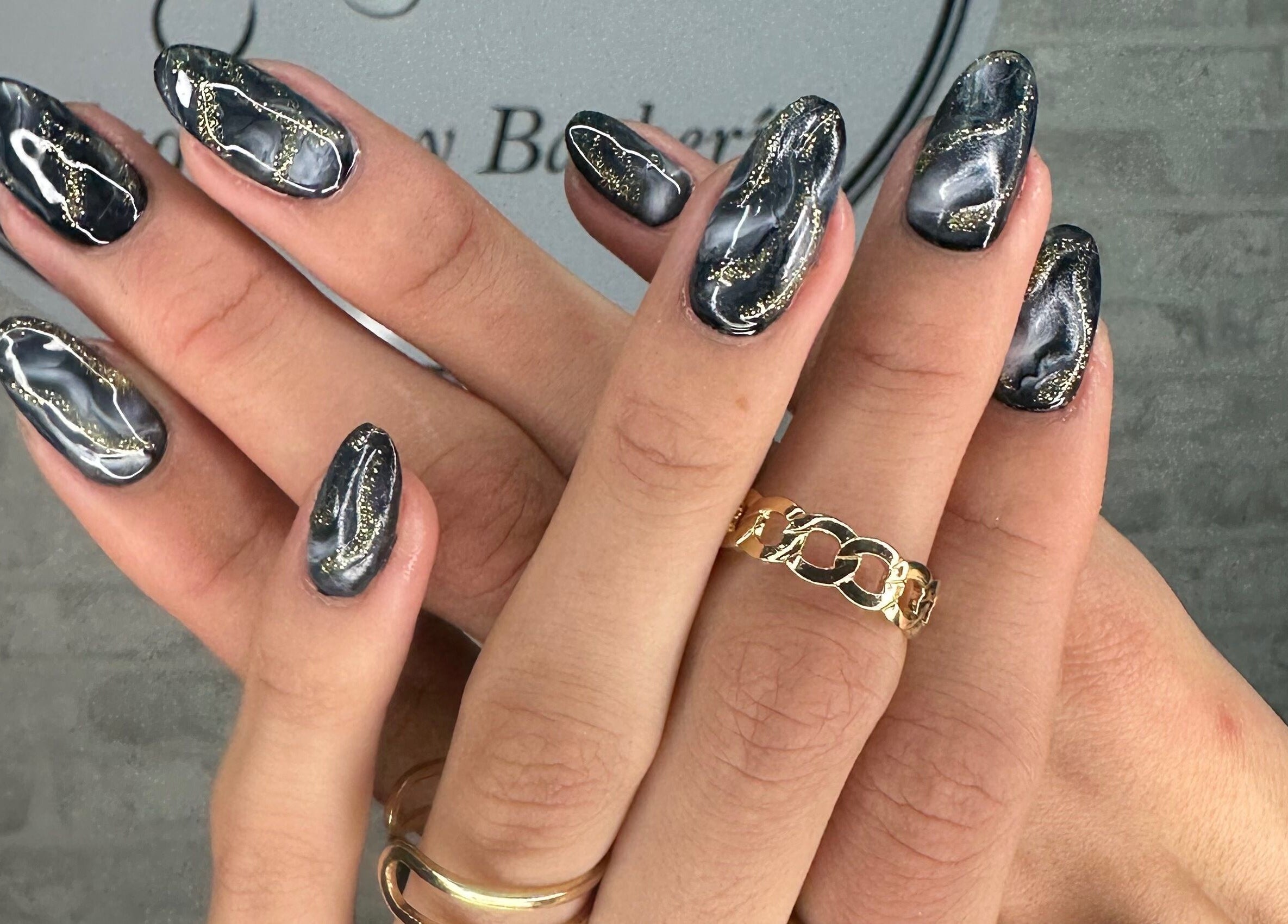 Diseño de uñas con efecto mármol y detalles dorados en Eyra Artisti, Madrid, Comunidad De Madrid, ES.