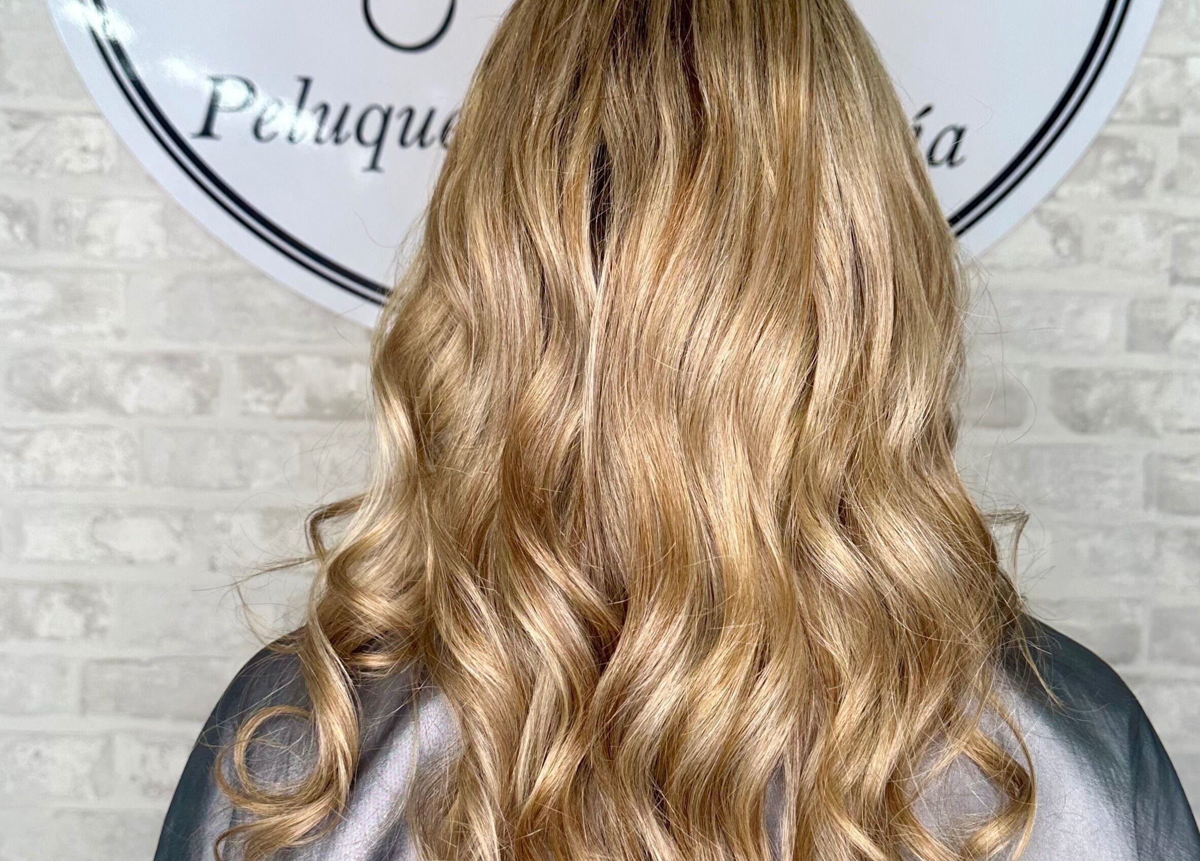 Peinado con rizos dorados en Eyra Artisti, Madrid, Comunidad De Madrid, ES.