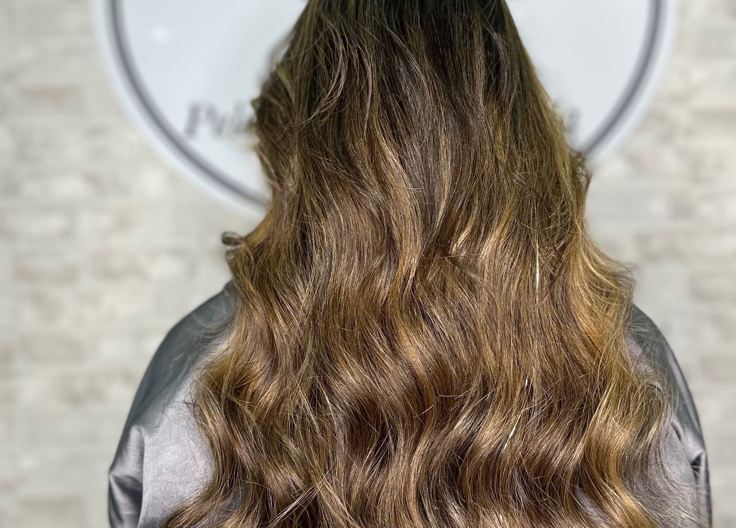 Cabello ondulado y brillante en Eyra Artisti, Madrid, Comunidad De Madrid, ES.