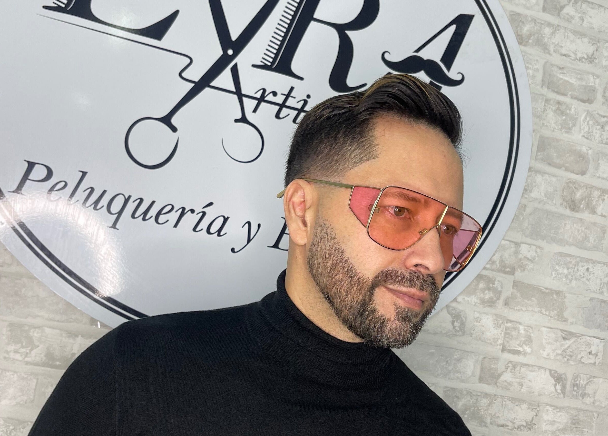 Hombre con peinado moderno en Eyra Artisti, Madrid, Comunidad De Madrid, ES.