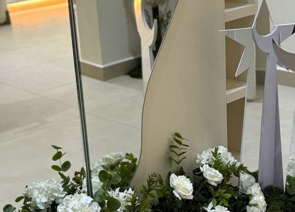 Stylish decor with white flowers at Ray Spa Beauty Center in Al Ain, Abu Dhabi, AE.