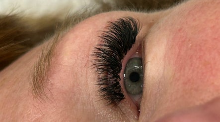 Parlour 7 Brows and Lashes Northville slika 2