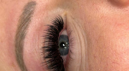 Parlour 7 Brows and Lashes Northville billede 3