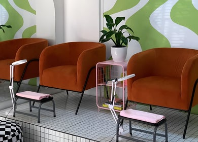 Zona de espera moderna en Espacio 216, Quilicura, Región Metropolitana, CL con sillones naranjas y plantas.