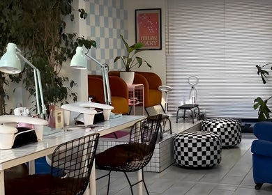 Interior moderno en Espacio 216, Quilicura, Región Metropolitana, CL, con mesas y asientos coloridos.