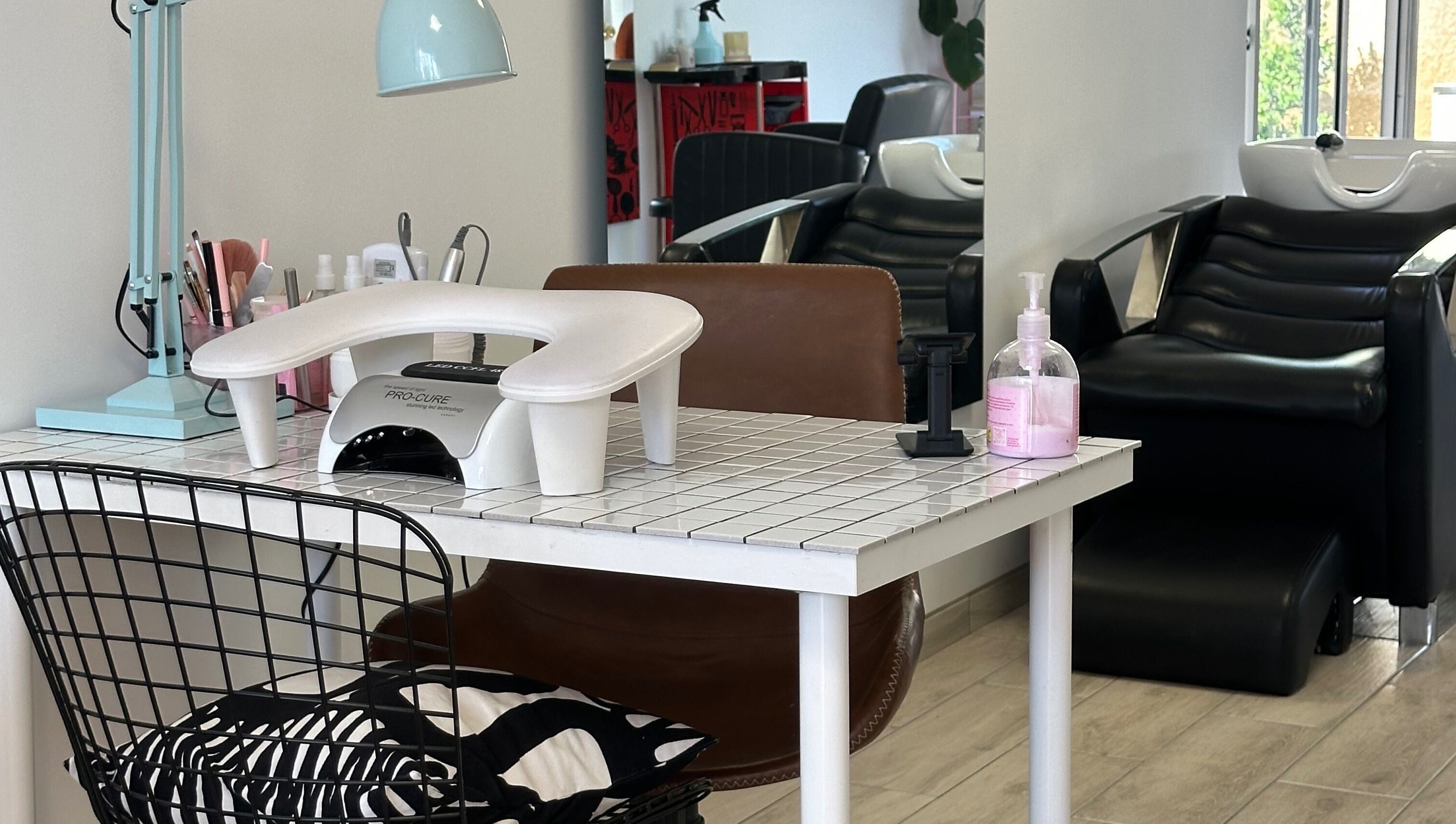 Espacio 216 en Quilicura, Región Metropolitana, CL con estación de manicura moderna y lavacabezas elegante.