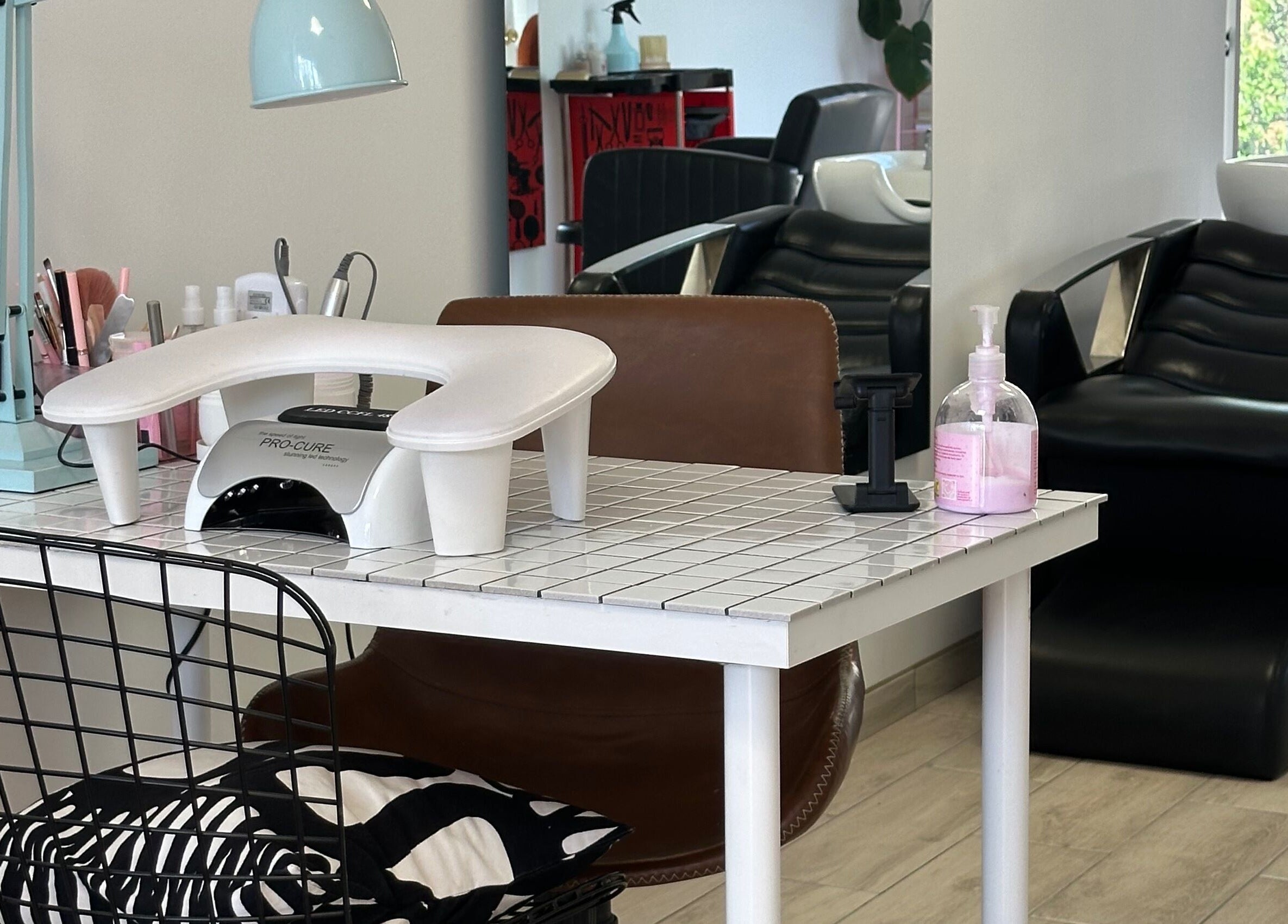 Espacio 216 en Quilicura, Región Metropolitana, CL con estación de manicura moderna y lavacabezas elegante.