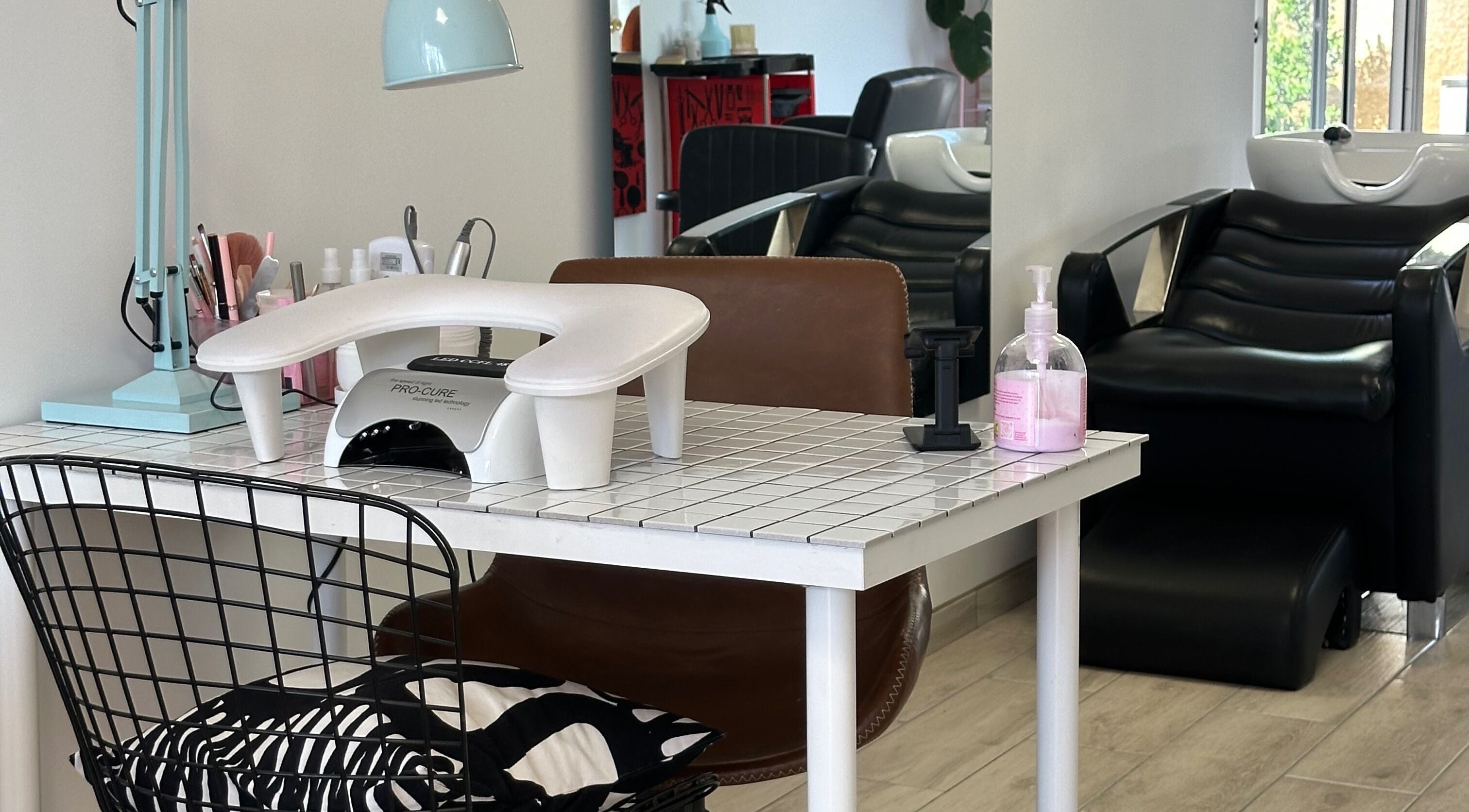 Espacio 216 en Quilicura, Región Metropolitana, CL con estación de manicura moderna y lavacabezas elegante.