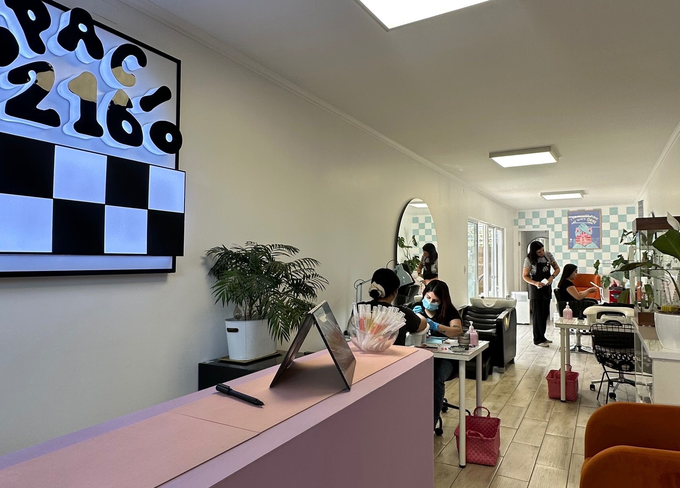 Interior del salón Espacio 216 en Quilicura, Región Metropolitana, CL con clientes disfrutando servicios de belleza.