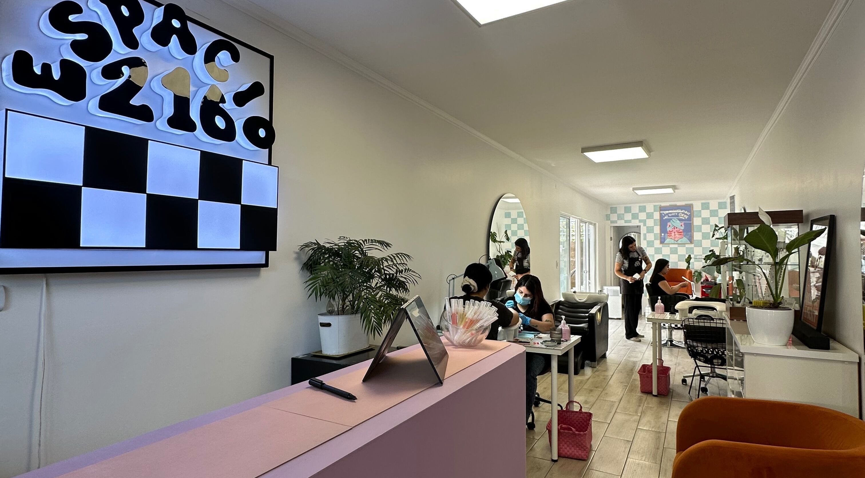 Interior del salón Espacio 216 en Quilicura, Región Metropolitana, CL con clientes disfrutando servicios de belleza.