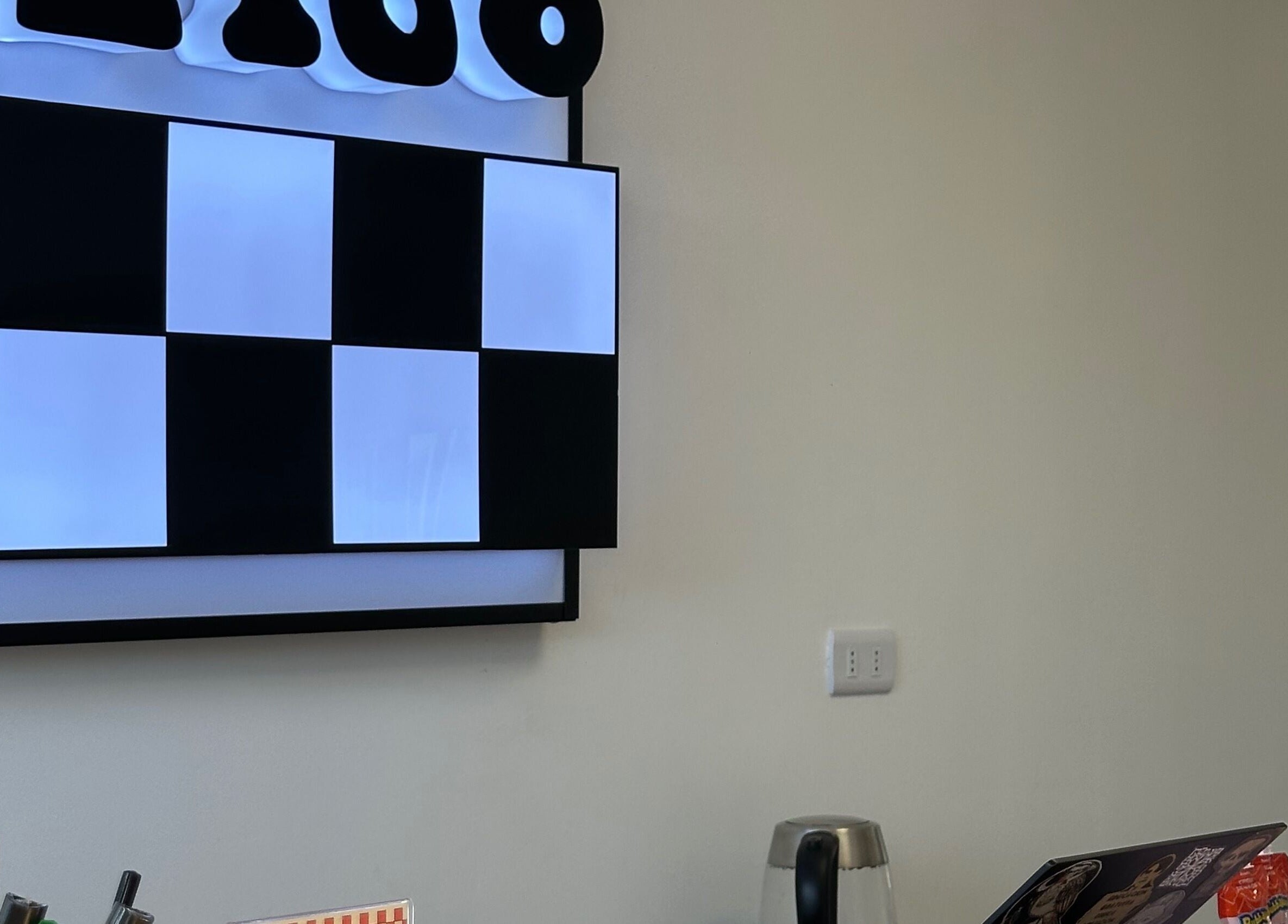 Espacio 216 en Quilicura, Región Metropolitana, CL, con elegante cartel y decoración moderna.