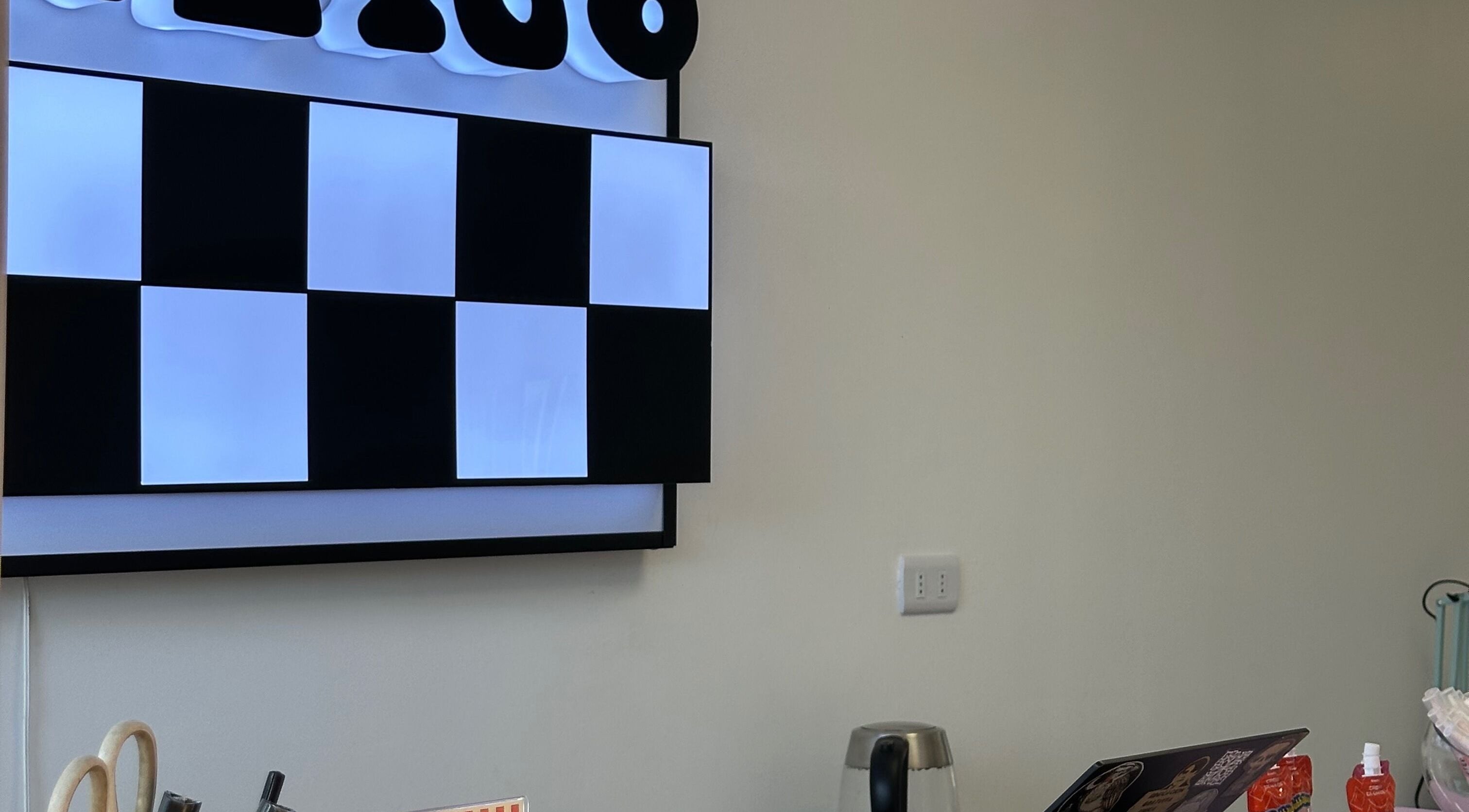 Espacio 216 en Quilicura, Región Metropolitana, CL, con elegante cartel y decoración moderna.