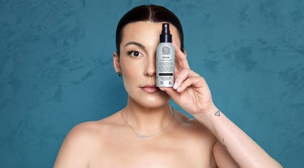 Žena drži SULiS proizvod u kozmetičkom salonu Zagreb, Grad Zagreb, HR.