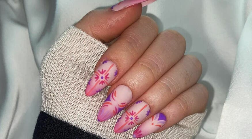 Uñas decoradas con diseño floral en Venus Beauty, Mataró, Cataluña, ES.