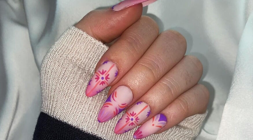 Hermosa manicura artística en tonos rosas y morados en Venus Beauty, Mataró, Cataluña, ES.