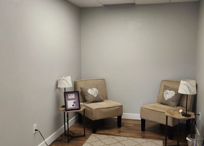 Salon accueillant avec sièges chez Massothérapie - Sarah Lemay/Nathalie Bérard, Sherbrooke, Québec, CA.