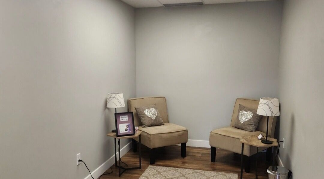 Salon accueillant avec sièges chez Massothérapie - Sarah Lemay/Nathalie Bérard, Sherbrooke, Québec, CA.