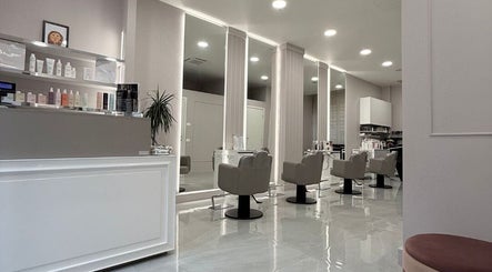 Interno di BRAVE, Pisa, Toscana, IT, mostrando eleganti postazioni di bellezza in un ambiente moderno.