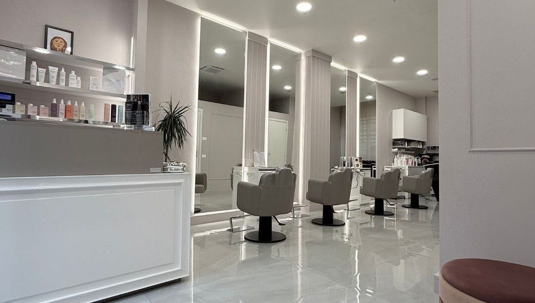 Interno moderno del salone BRAVE a Pisa, Toscana, IT con poltrone eleganti e illuminazione soffusa.