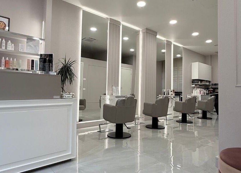 Interno moderno del salone BRAVE a Pisa, Toscana, IT con poltrone eleganti e illuminazione soffusa.