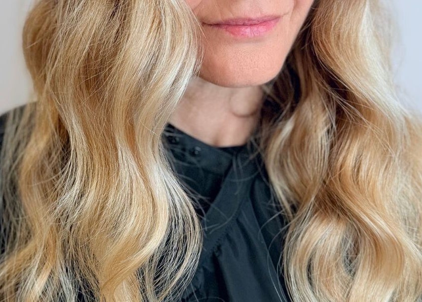 Capelli biondi ondulati curati presso BRAVE, Pisa, Toscana, IT. Stile elegante e moderno.