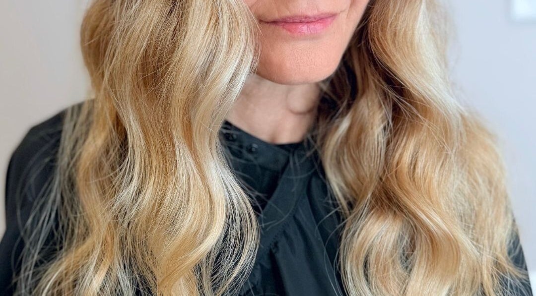 Capelli biondi ondulati curati presso BRAVE, Pisa, Toscana, IT. Stile elegante e moderno.