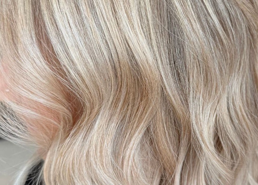 Eleganti onde bionde create da BRAVE, Pisa, Toscana, IT. Risplendi con stile e cura professionale.