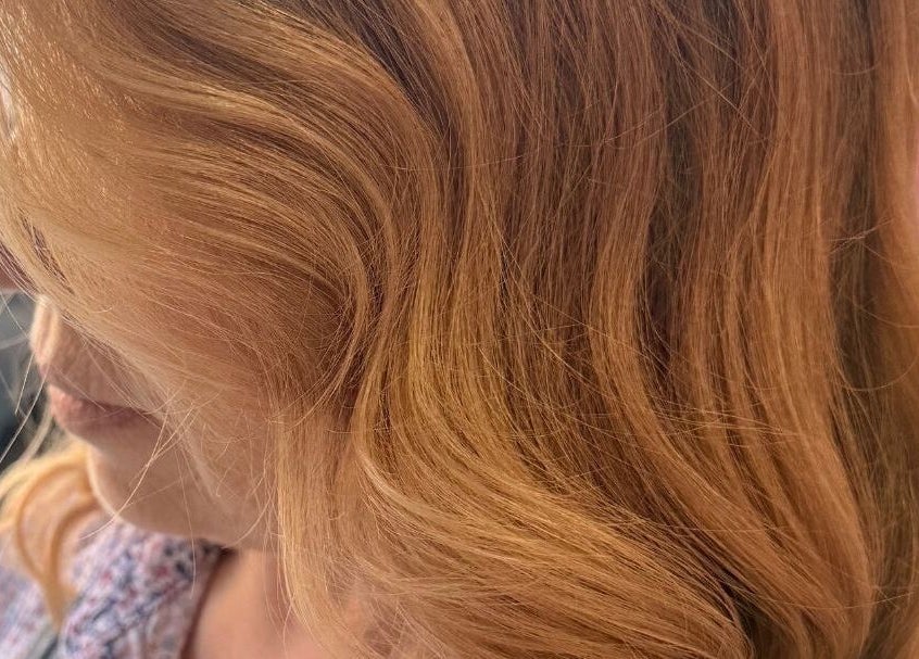 Capelli biondi ondulati a BRAVE, Pisa, Toscana, IT, risplendono alla luce esterna.