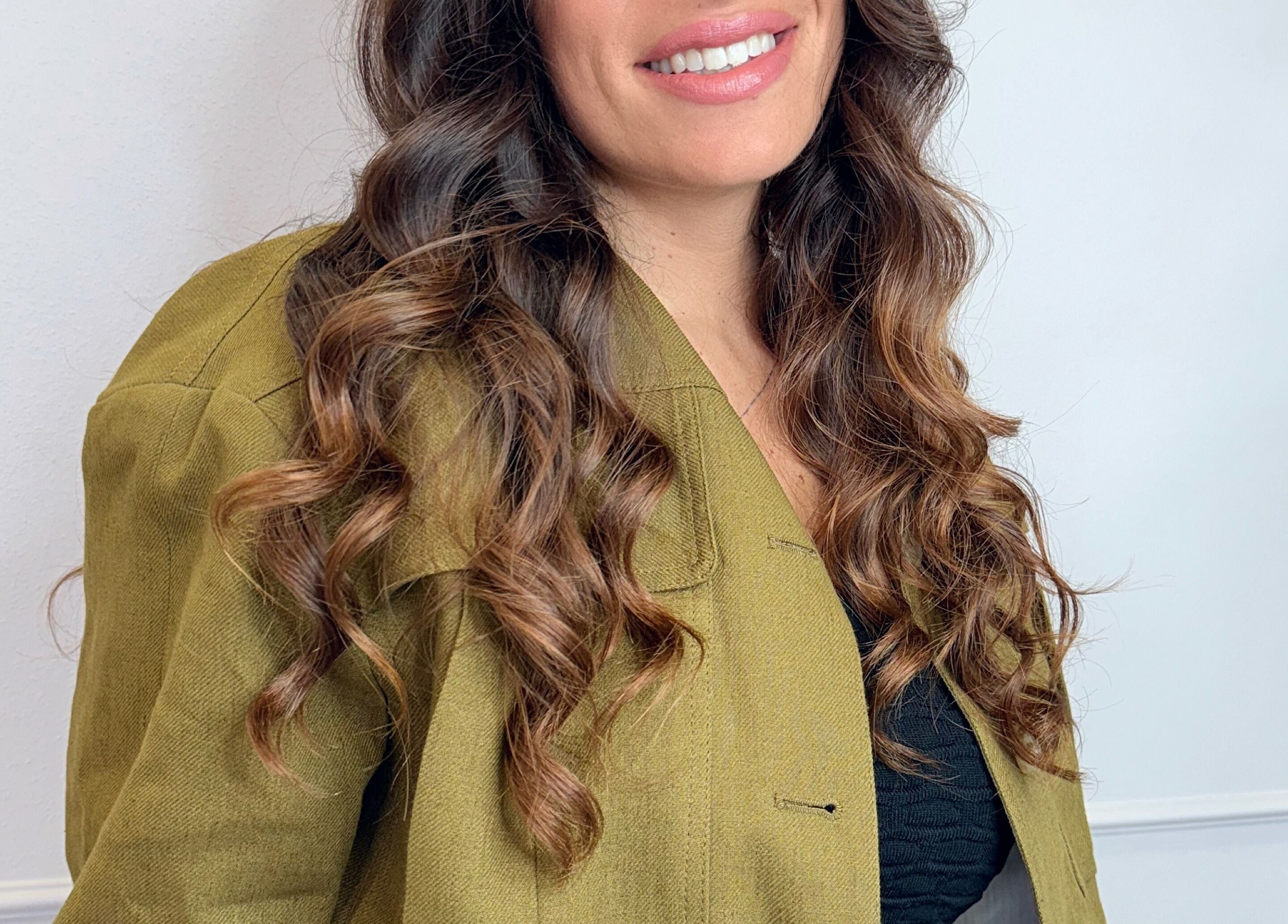 Donna con capelli ondulati e giacca verde a BRAVE, Pisa, Toscana, IT.