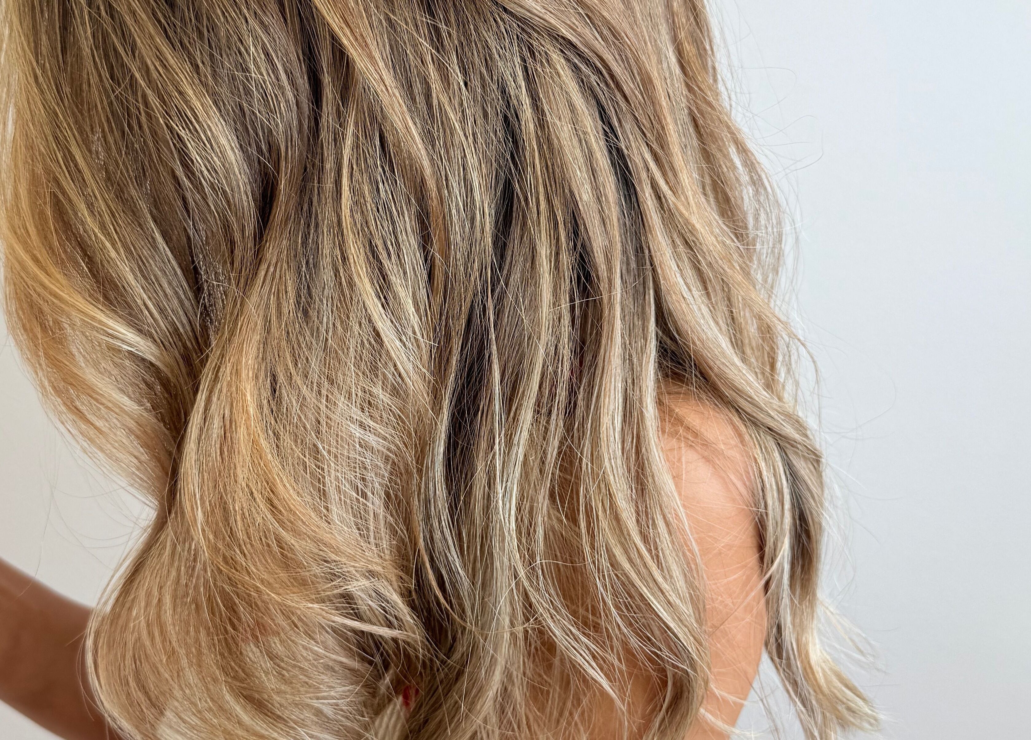 Capelli biondi luminosi con balayage a BRAVE, Pisa, Toscana, IT. Stile moderno e raffinato.