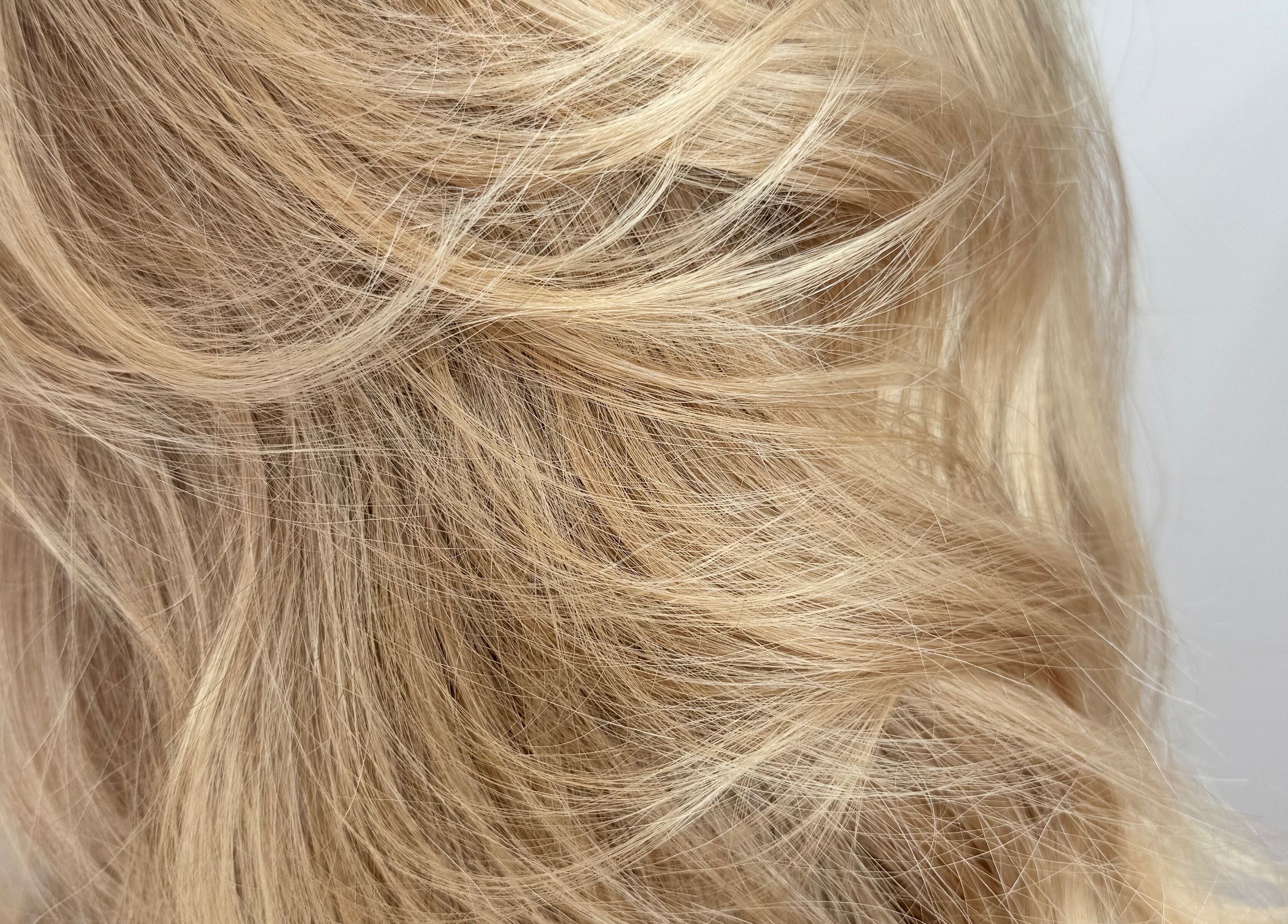 Capelli biondi ben curati presso BRAVE a Pisa, Toscana, IT, mostrano eleganza e lucentezza.