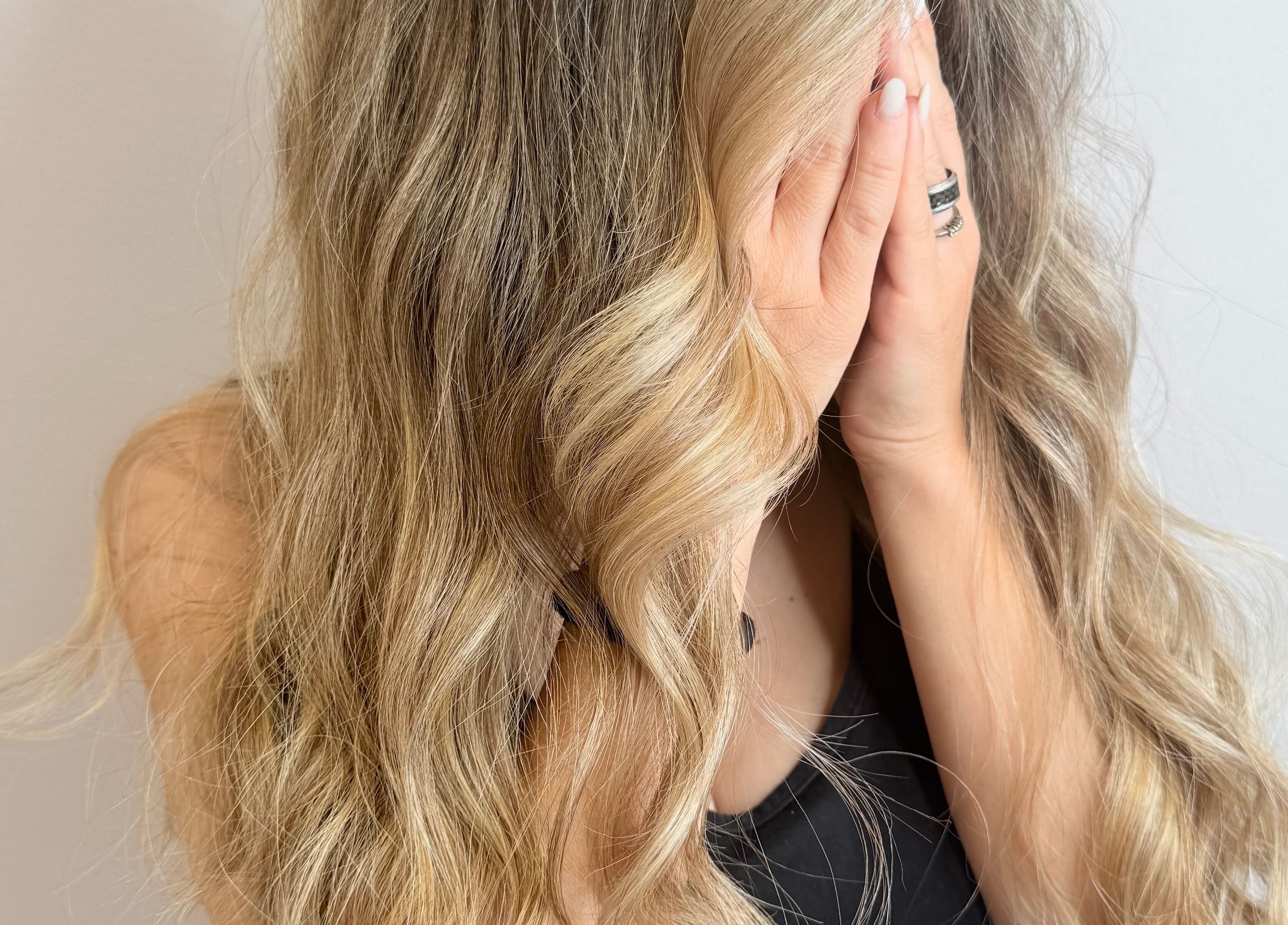 Capelli ondulati e biondi curati presso BRAVE, Pisa, Toscana, IT.