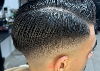 Αντρικό κομψό χτένισμα σε Neo De Barbero, Limassol, Limassol, CY. Επαγγελματικό στυλ.