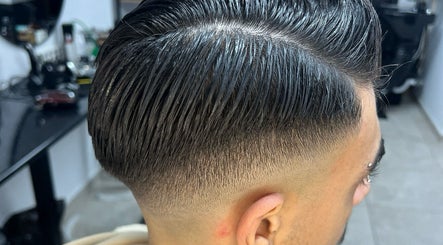 Αντρικό κομψό χτένισμα σε Neo De Barbero, Limassol, Limassol, CY. Επαγγελματικό στυλ.