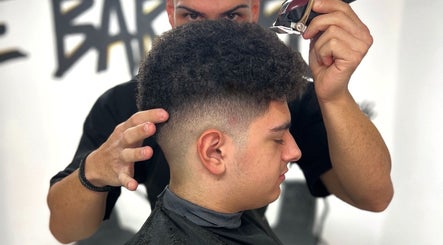 Κοπή μαλλιών στο Neo De Barbero, Limassol, Limassol, CY σε προσεκτική διαδικασία.