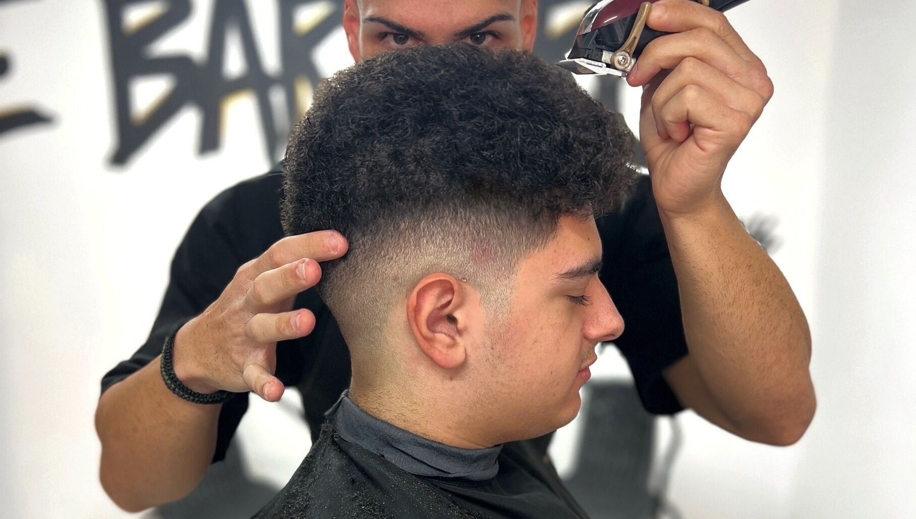 Ένα κούρεμα fade στο Neo De Barbero, Limassol, Limassol, CY με προσοχή στις λεπτομέρειες.