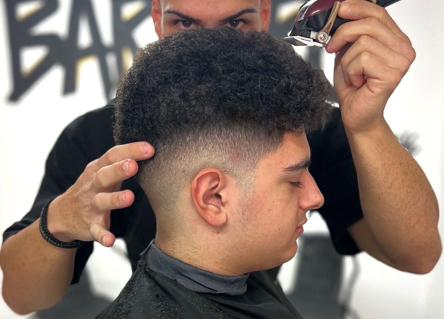 Ένα κούρεμα fade στο Neo De Barbero, Limassol, Limassol, CY με προσοχή στις λεπτομέρειες.