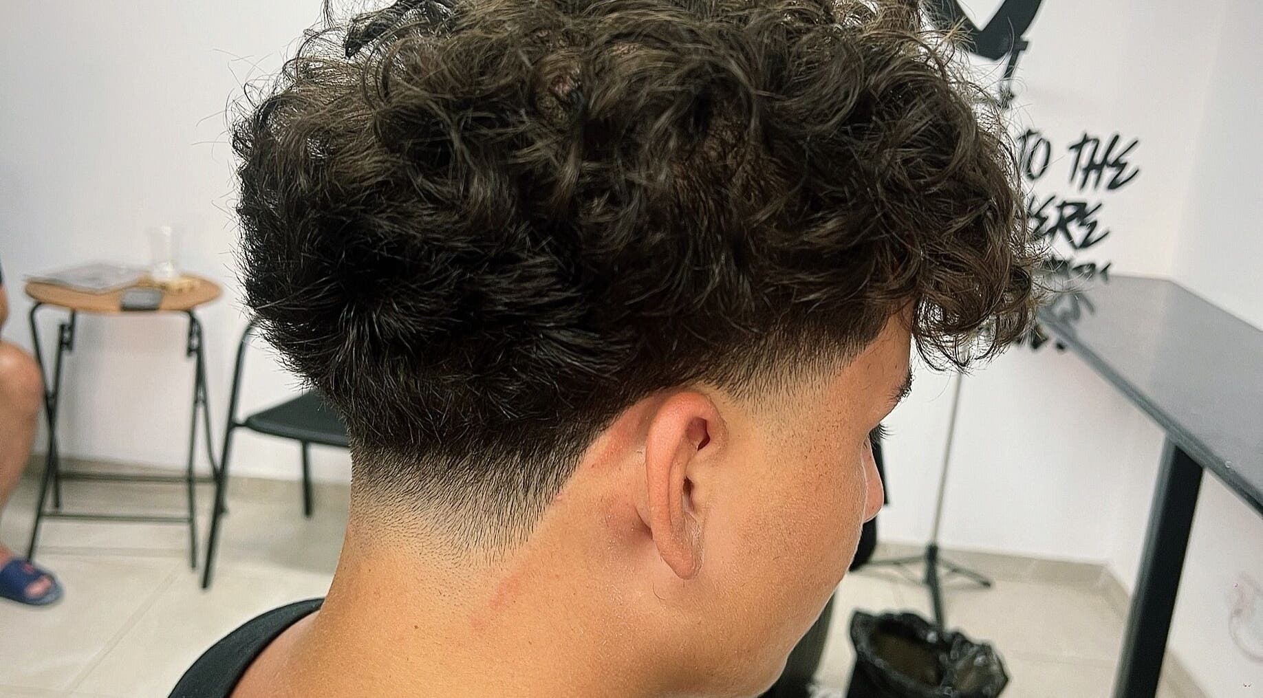 Κούρεμα φινιρίσματος με μπούκλες στο Neo De Barbero, Limassol, Limassol, CY.