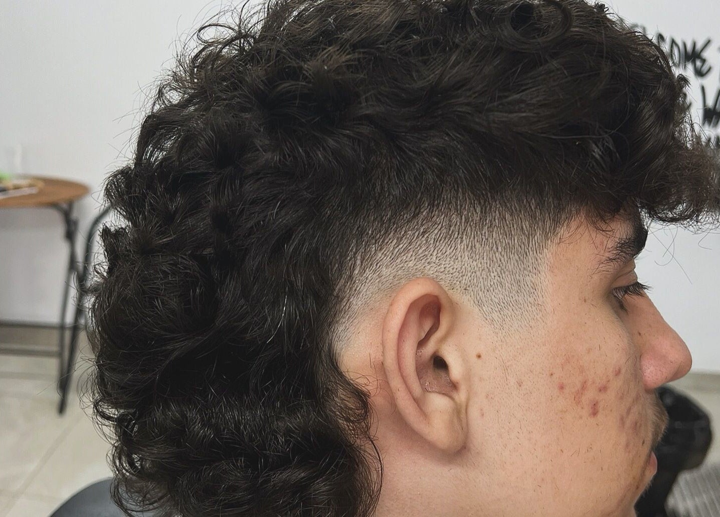 Φρεσκοκουρεμένο κεφάλι με μπούκλες και fade στο Neo De Barbero, Limassol, Limassol, CY.