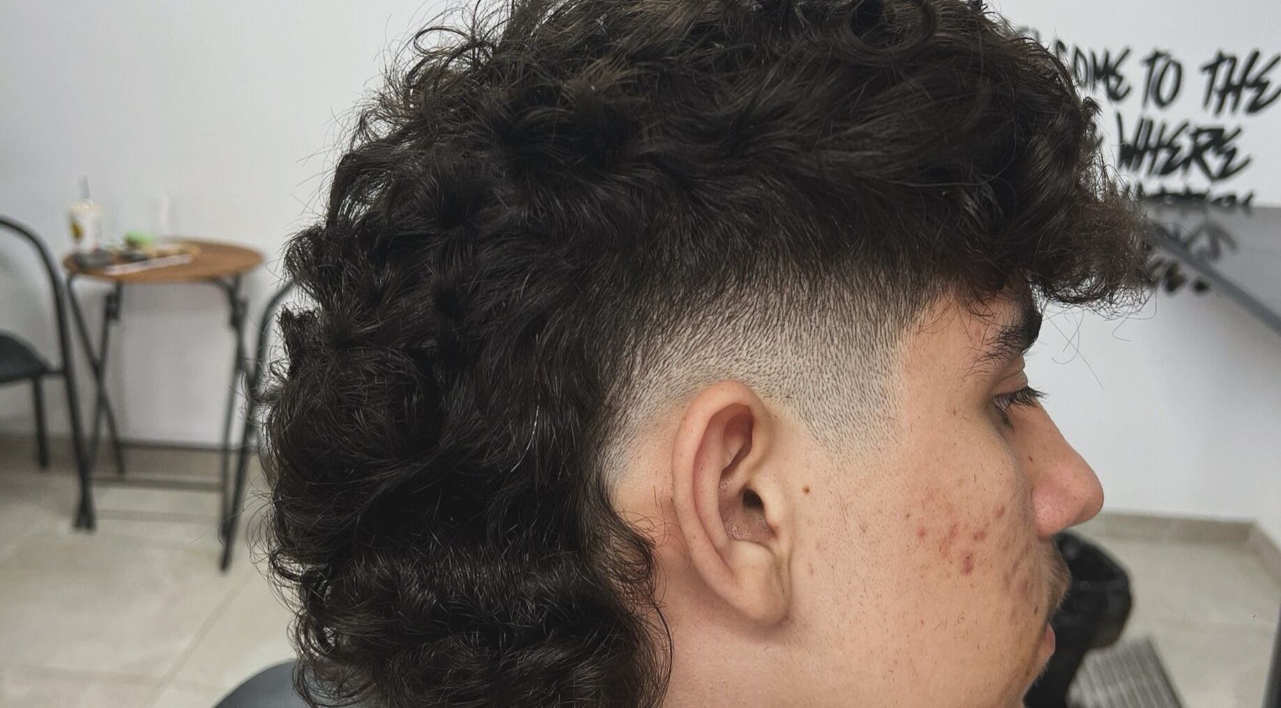 Φρεσκοκουρεμένο κεφάλι με μπούκλες και fade στο Neo De Barbero, Limassol, Limassol, CY.