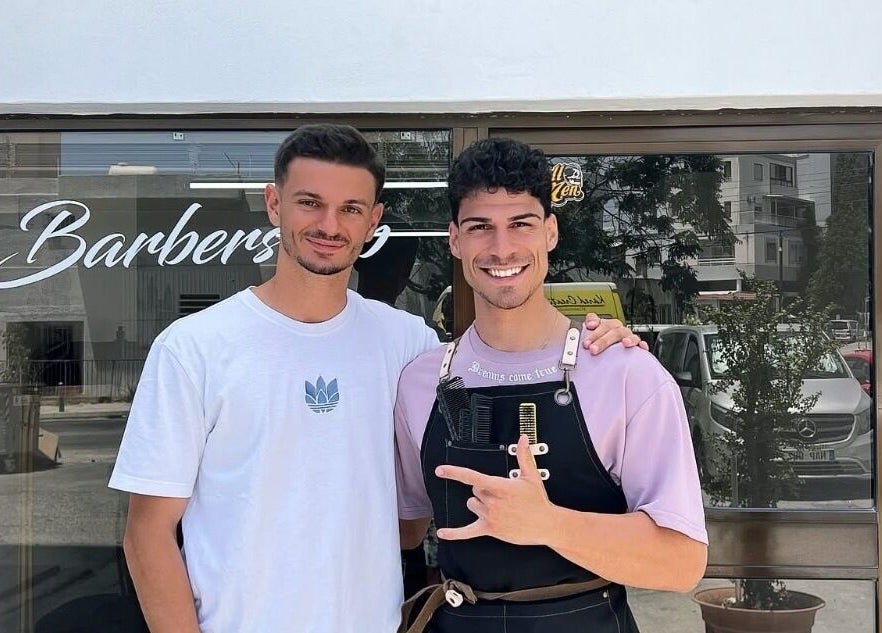 Δύο άνδρες χαμογελούν μπροστά από το Neo De Barbero, Limassol, Limassol, CY.