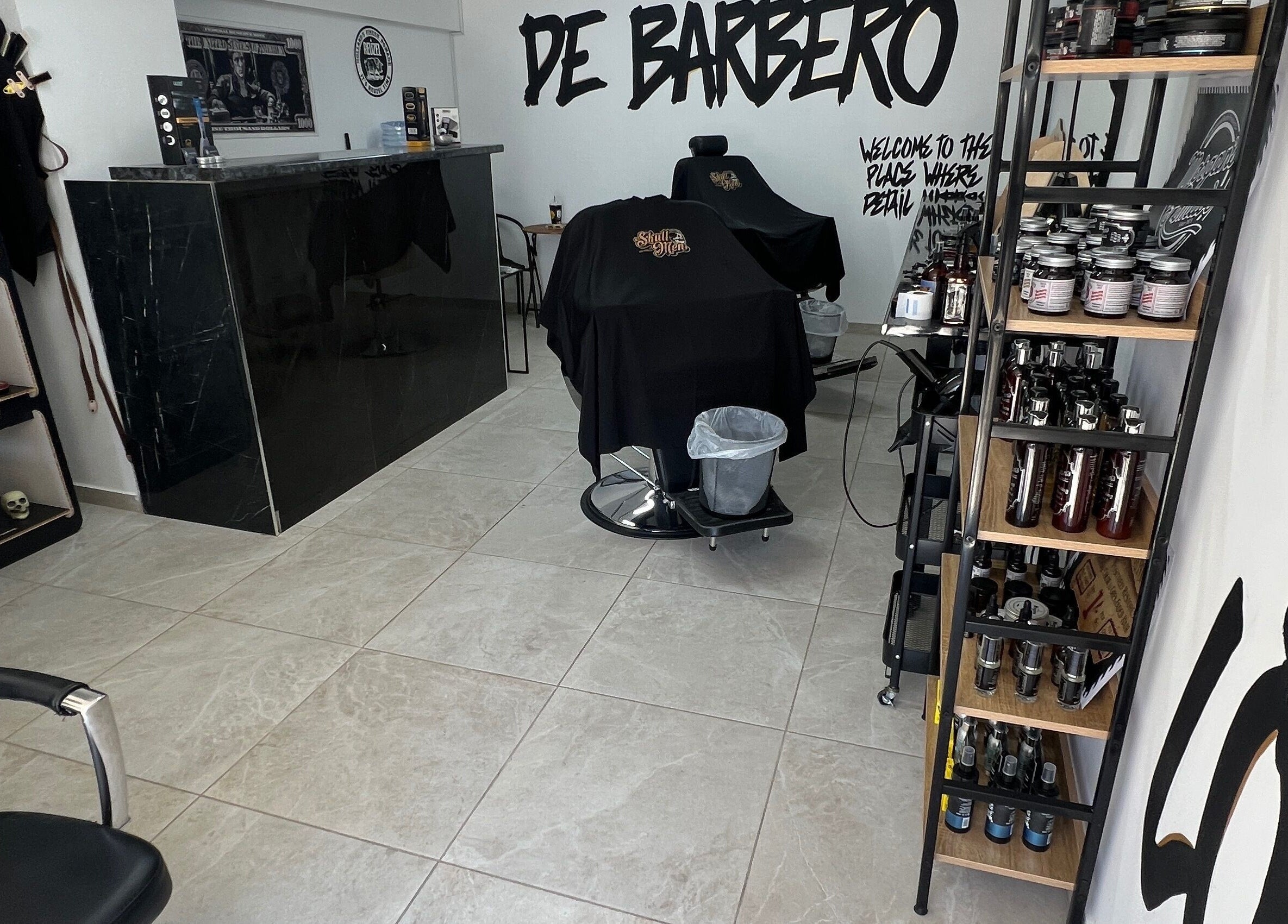 Εσωτερικό του Neo De Barbero, Limassol, CY με καρέκλες κομμωτηρίου και προϊόντα περιποίησης.