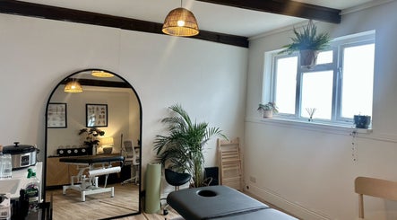 A calming therapy room at Peak Performance Clinic Heart of the Shires, Daventry, England, GB with elegant decor.
