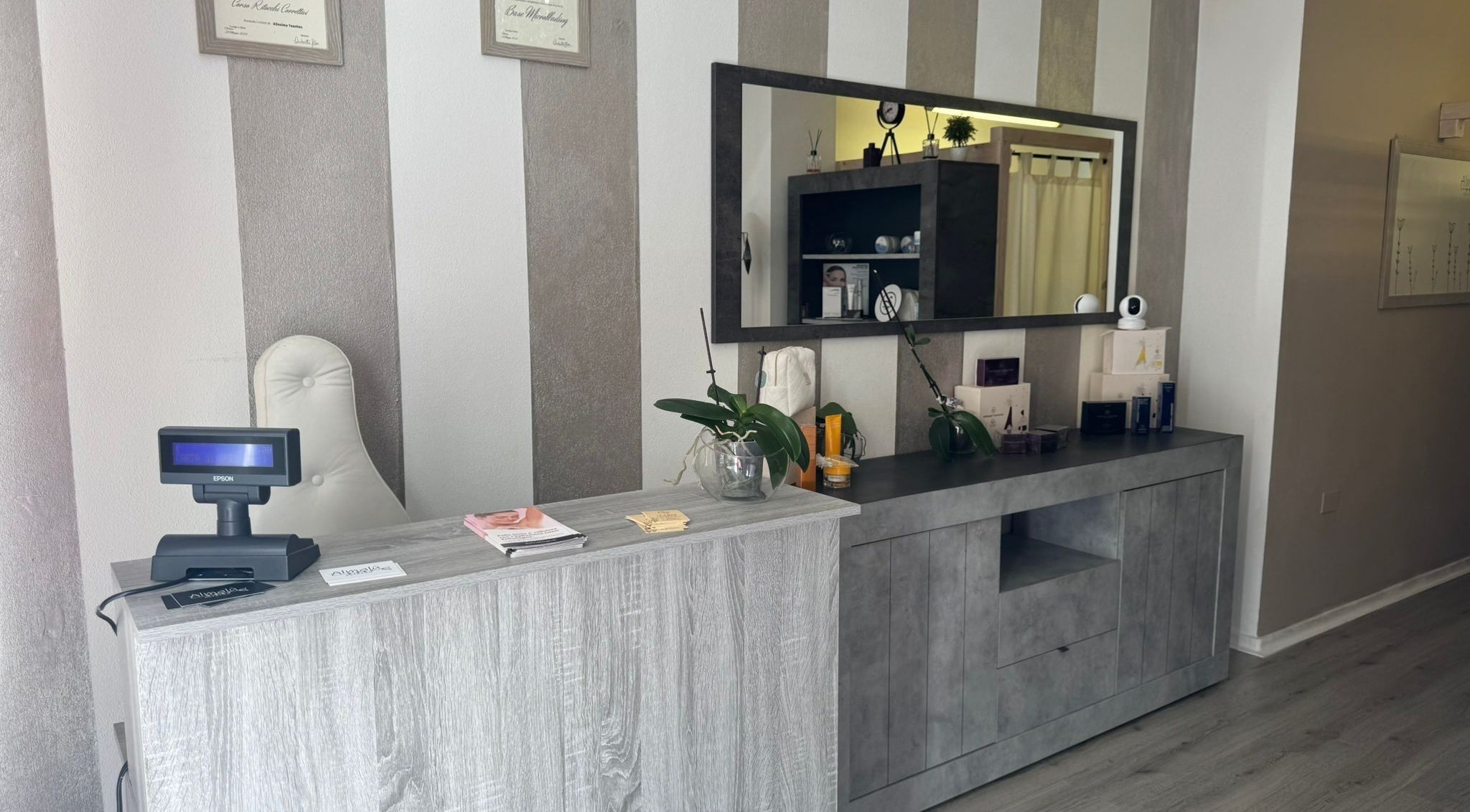 Reception accogliente di Almalù Estetica a Sassari, Sardegna, IT con arredamento moderno e dettagli curati.